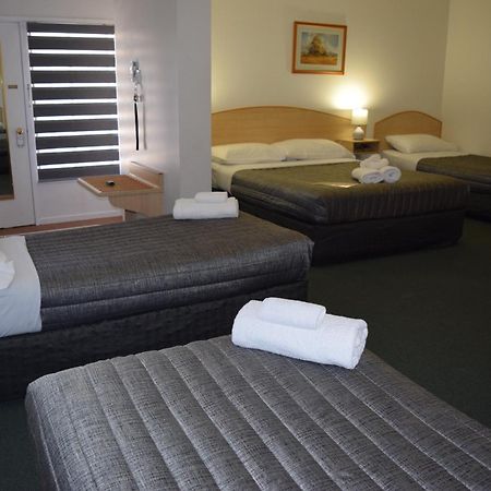 Warwick Vines Motel Exterior photo