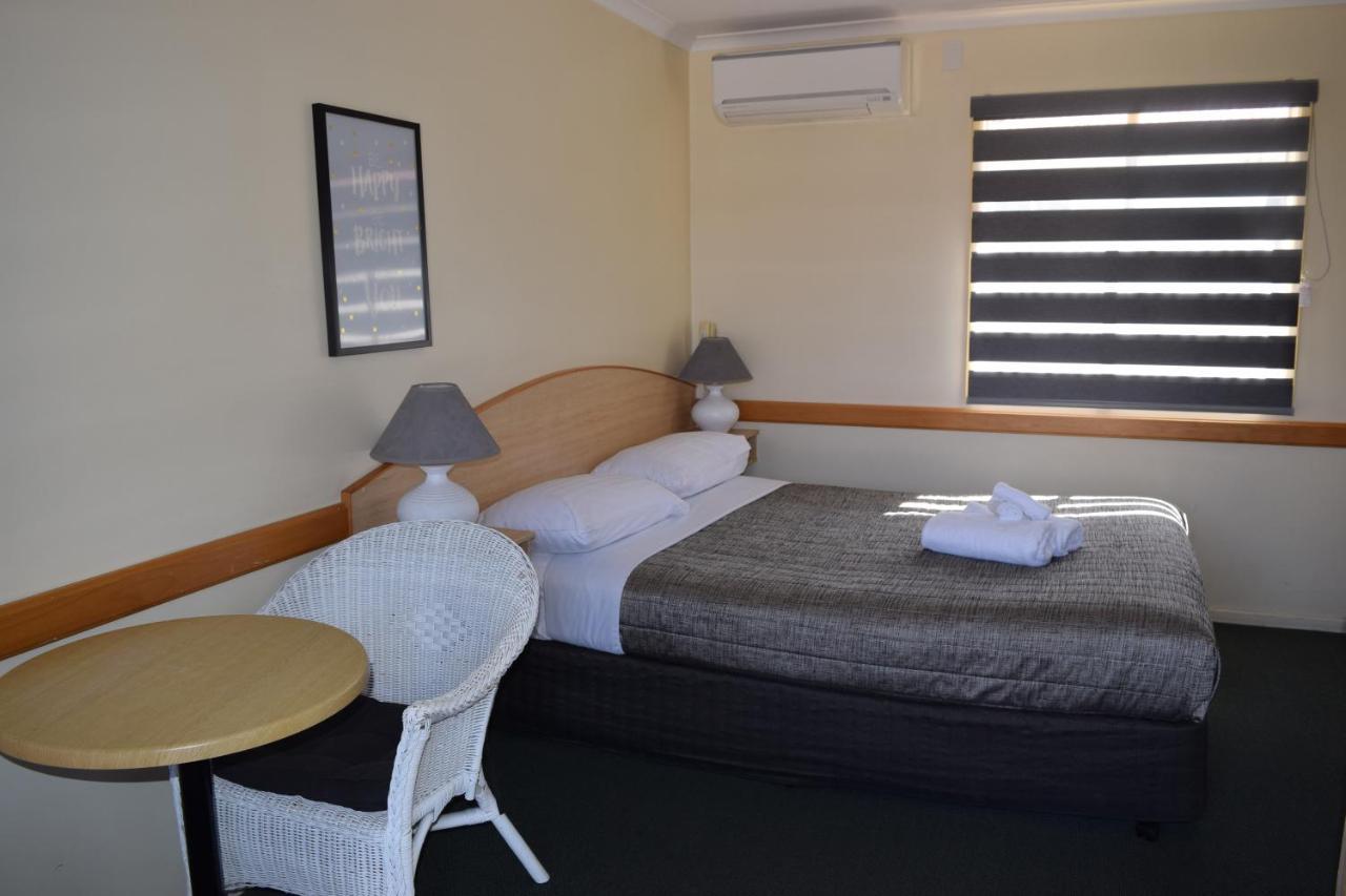Warwick Vines Motel Exterior photo