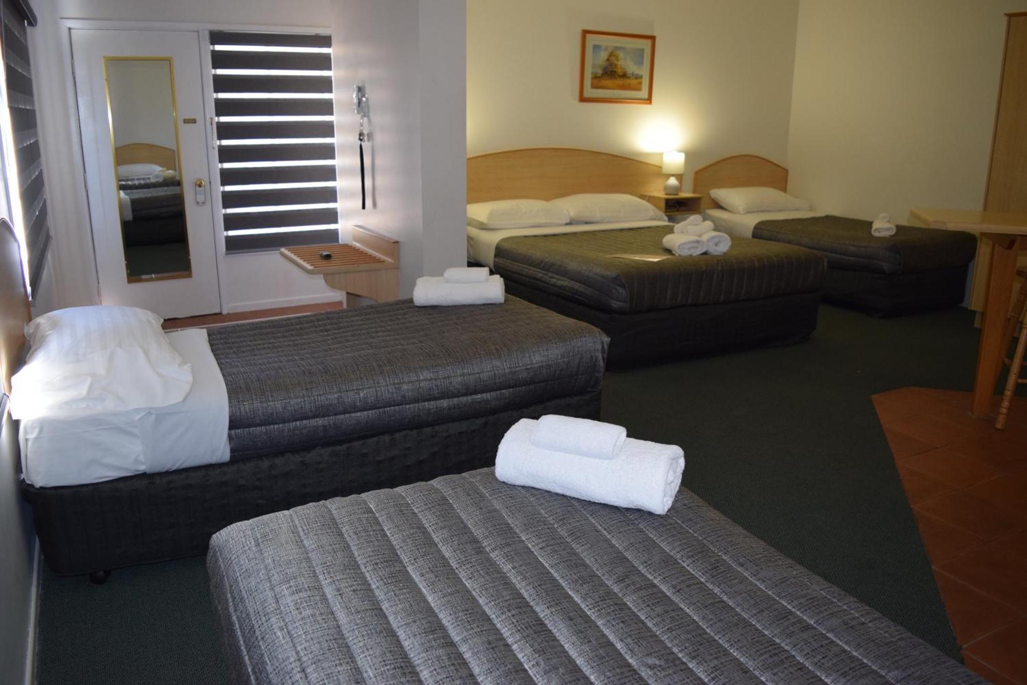 Warwick Vines Motel Exterior photo