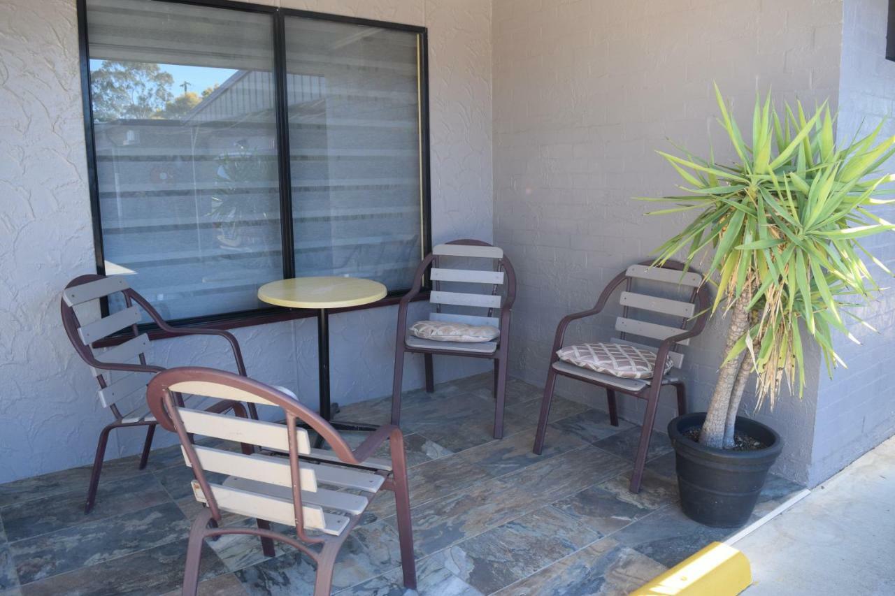 Warwick Vines Motel Exterior photo