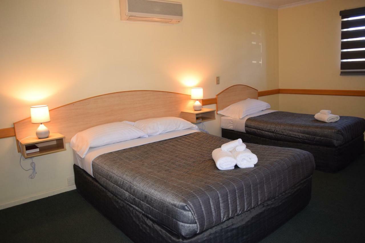 Warwick Vines Motel Exterior photo