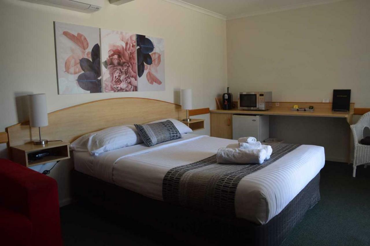 Warwick Vines Motel Exterior photo